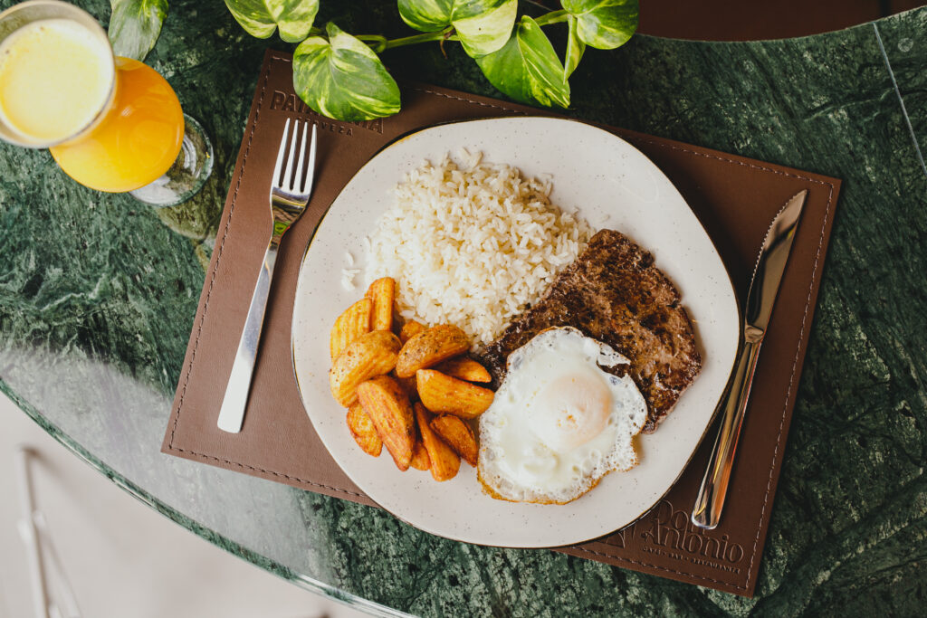 arroz, bife, ovo e batata compõem prato executivo da don anotnio para almoço