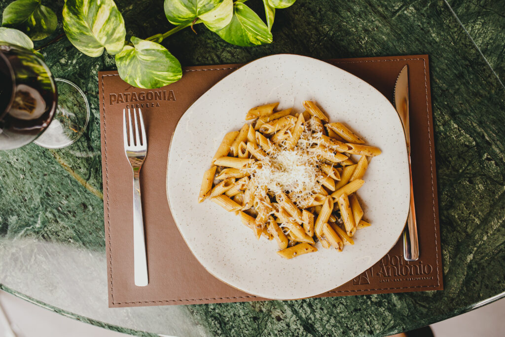 prato com macarrão em molho e queijo ralado