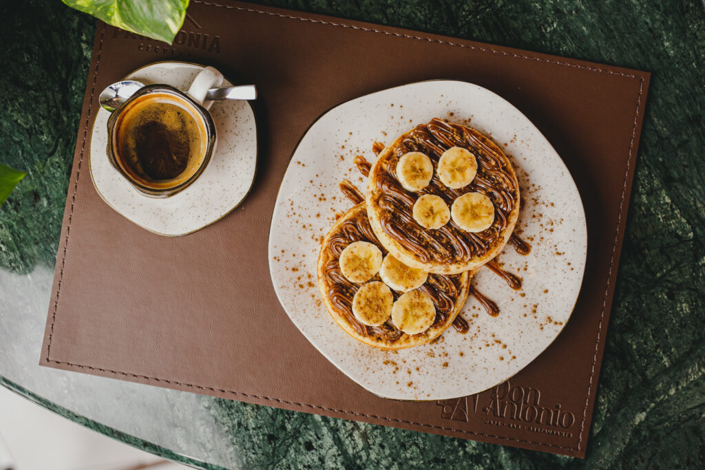 prato de waffles com banana da don antonio